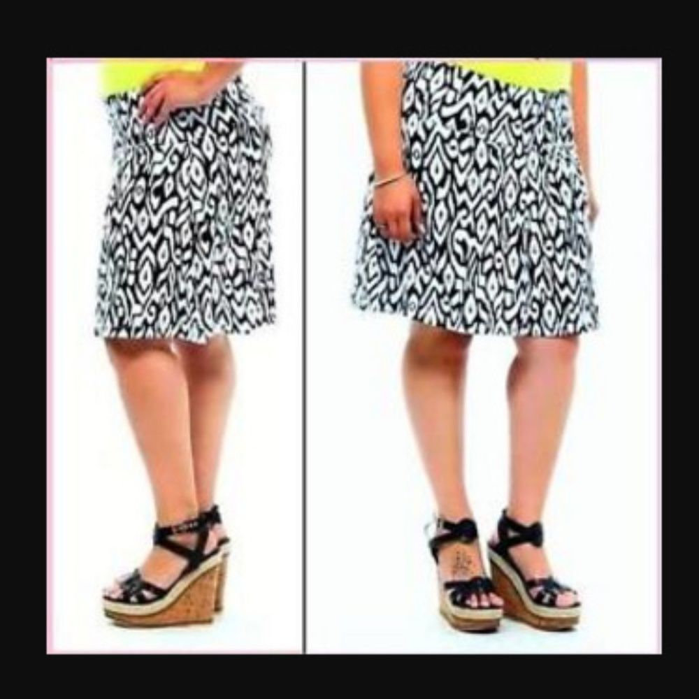 Torrid Womens Plus 3 3X Black White Print Flare Knee Length Skirt